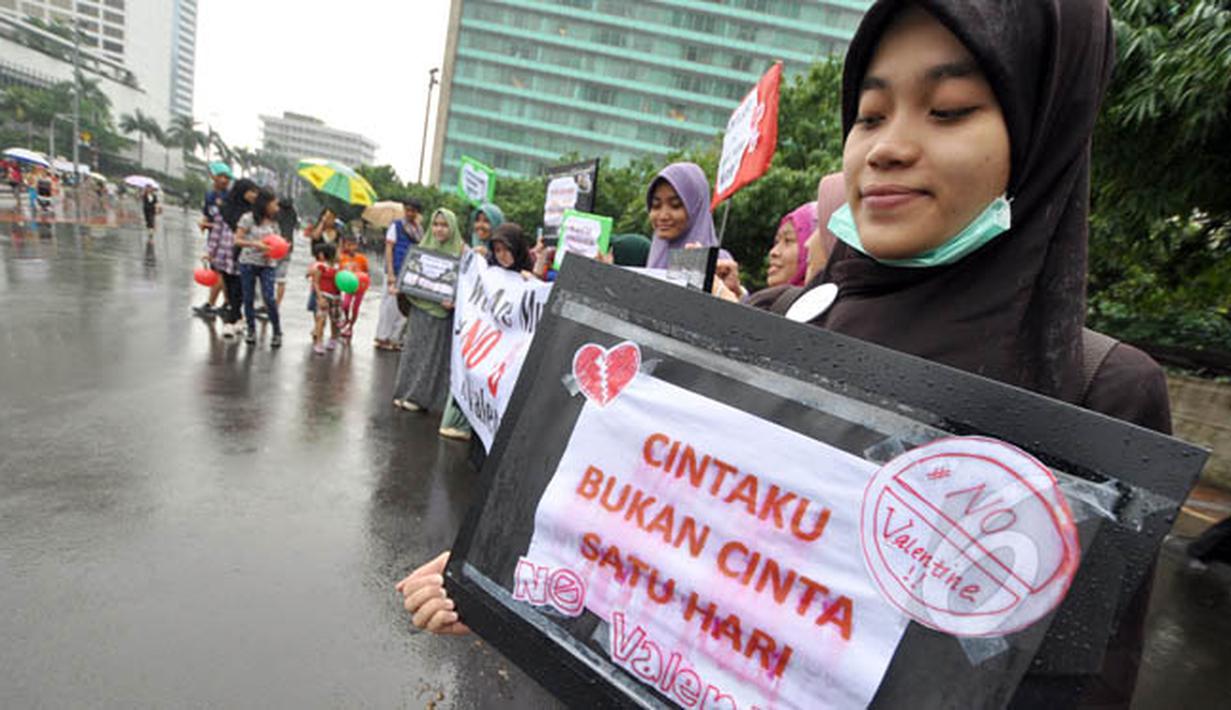 Aksi tersebut dilakukan dalam rangka menolak peringatan hari Valentine yang biasa diperingati setiap tanggal 14 Februari, Jakarta, Minggu (8/2/2015). (Liputan6.com/Faizal Fanani)