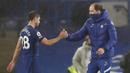 Thomas Tuchel menyalami kapten tim, Cesar Azpilicueta usai berakhirnya laga melawan Wolverhampton Wanderers dalam laga lanjutan Liga Inggris 2020/21 pekan ke-20 di Stamford Bridge, Rabu (27/1/2021). Chelsea bermain imbang 0-0 dengan Wolverhampton Wanderers. (AP Photo/Frank Augstein)