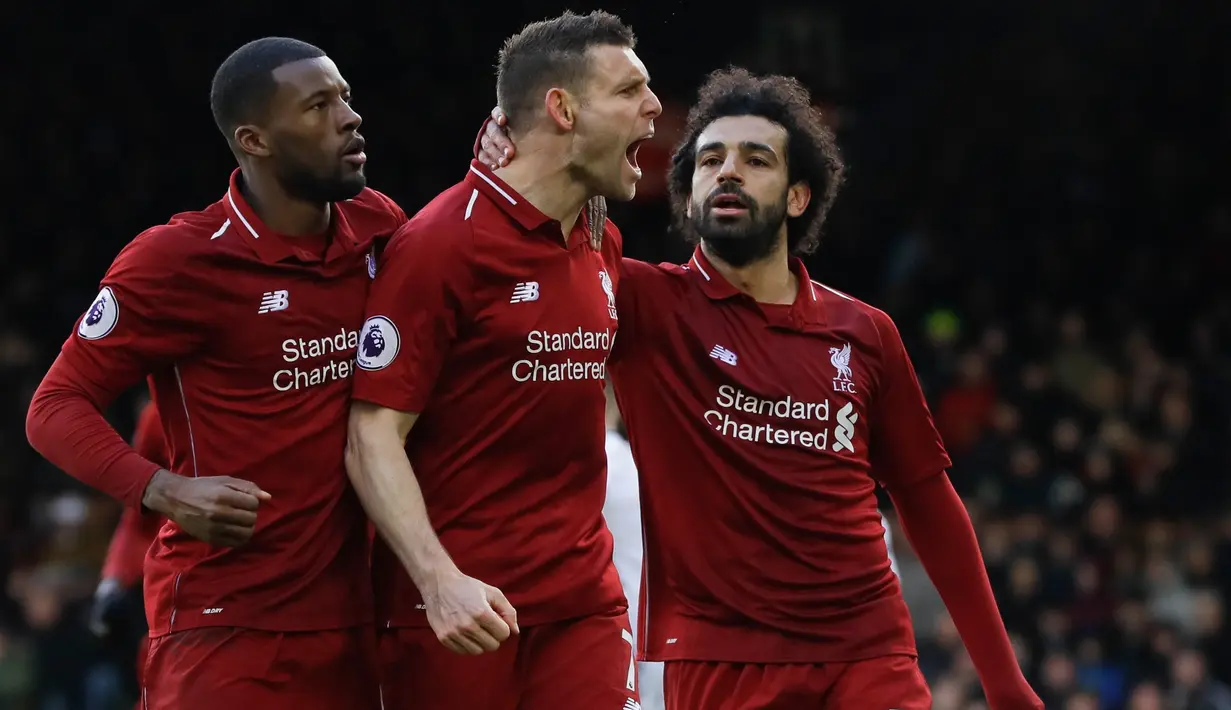 Pemain Liverpool James Milner (tengah) merayakan golnya ke gawang Fulham bersama Georginio Wijnaldum (kiri) dan Mohamed Salah pada laga pekan ke-31 Liga Inggris di Stadion Craven Cottage, London, Minggu (17/3). (AP Photo/Kirsty Wigglesworth)