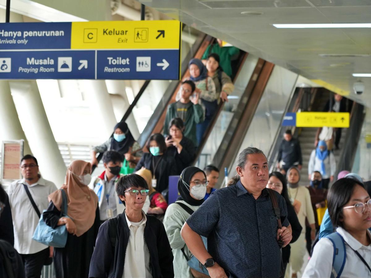 FOTO: LRT Jabodebek Tambah Frekuensi Perjalanan Saat Jam Sibuk Pagi