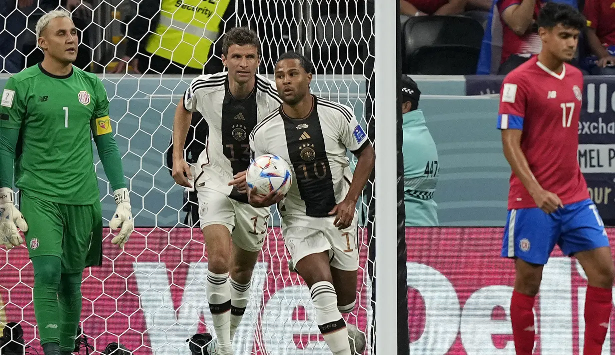 <p>Pemain Jerman,&nbsp;Serge Gnabry (kedua kiri) merayakan gol pertama timnya ke gawang Kosta Rika saat matchday ketiga Grup E Piala Dunia 2022 yang berlangsung di Al Bayt Stadium, Jumat (02/12/2022). (AP/Martin Meissner)</p>