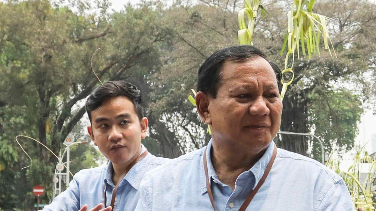 Prabowo-Gibran yang kompak memakai kemeja biru muda itu tampak diarak dengan mobil taktis Maung buatan PT Pindad dari Taman Suropati, Menteng.<br>