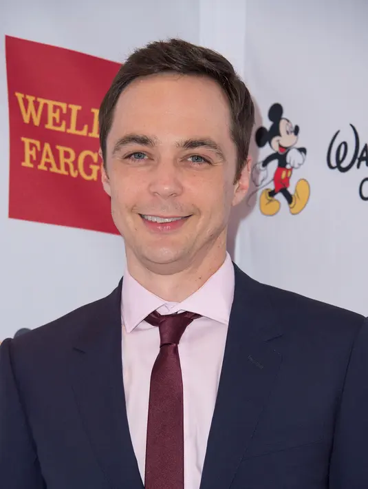 Jim Parsons terkenal dengan karakternya sebagai Sheldon di acara televisi ‘The Big Bang Theory’ yang merupakan pria normal. Namun ia tidak membutuhkan seorang wanita di dunia nyata, ia telah memiliki pasangan dan bahagia dengannya. (AFP/Bintang.com)