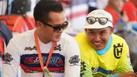 Pemilik tim OneSixEight Racing Team, Mevans Sanggramawijaya bersama Doni Tata Pradita. (Istimewa)