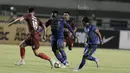 Gelandang Persib Bandung, Michael Essien, berusaha melewati gelandang PSM Makassar, Marc Anthony Klok pada laga lanjutan Liga 1 di Stadion GBLA, Bandung, Rabu, (5/7/2017). Persib menang 2-1 atas PSM. (Bola.com/M Iqbal Ichsan)