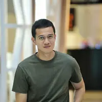 Pemeran dalam film Tenggelamnya Kapal Van der Wijck itu mengaku tidak kesulitan saat membangun chemistry dengan artis senior tersebut. Meski, ini merupakan pengalaman pertamanya dalam film main bareng Luna. (Adrian Putra/Bintang.com)