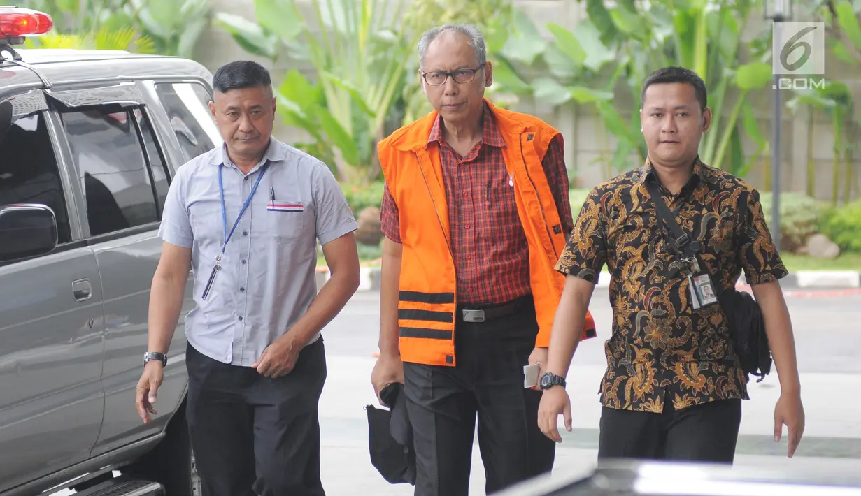Dokter Bimanesh Sutarjo tiba di gedung KPK untuk menjalani, Jakarta, Rabu (6/2). Diagendakan pemeriksaan kepada BST (Bimanesh Sutarjo) sebagai tersangka dalam kasus perintangan penyidikan dugaan korupsi proyek e-KTP. (Liputan6.com/Herman Zakharia)