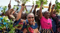 Sejumlah perempuan melancarkan aksi protes di luar Istana Olowo di Owo, Nigeria, pada 7 Juni 2022, menyusul terjadinya serangan terhadap sebuah gereja katolik di wilayah tersebut. (Foto: AP/Sunday Alamba)