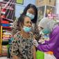 Vaksinasi lansia di Surabaya. (Dian Kurniawan/Liputan6.com)