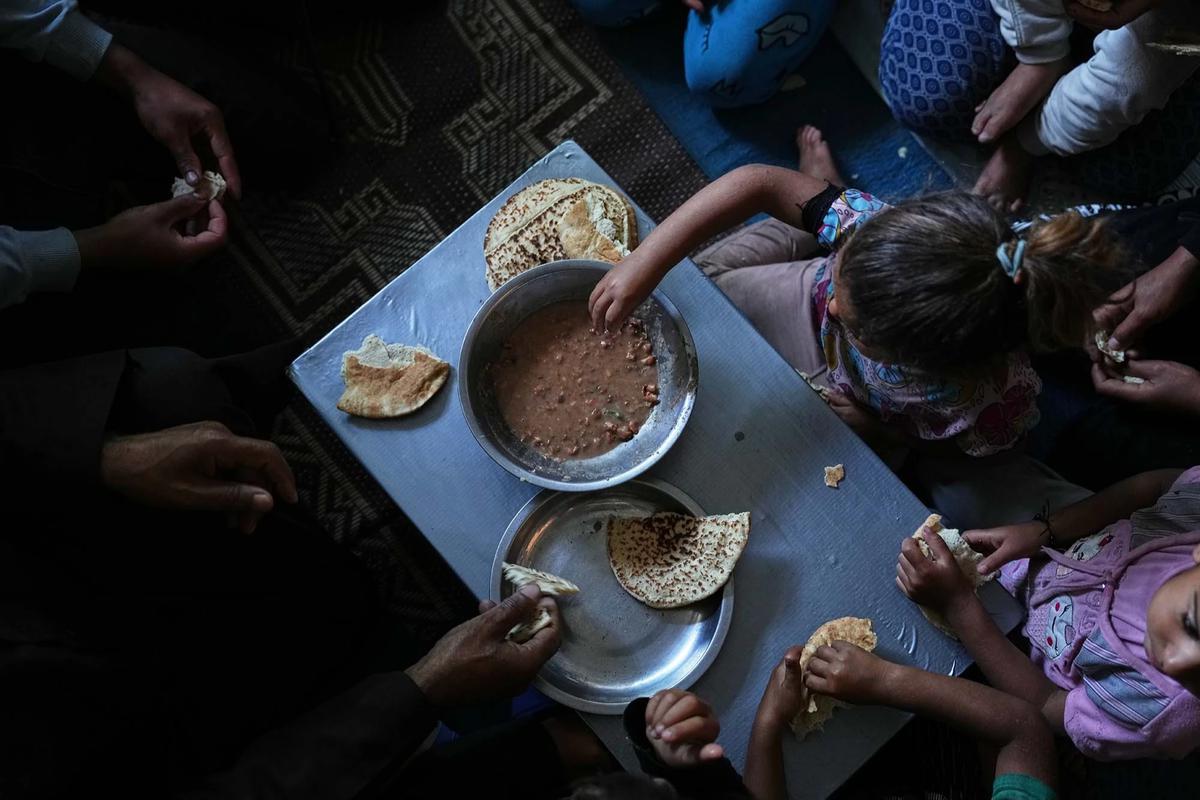 FOTO: Nestapa Iduladha di Gaza,  Warga Tetap Antre Makanan