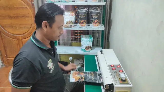 Titik Nadir Hidup Mengantar Dani Jadi Pengusaha Kerupuk Kulit Ikan Patin