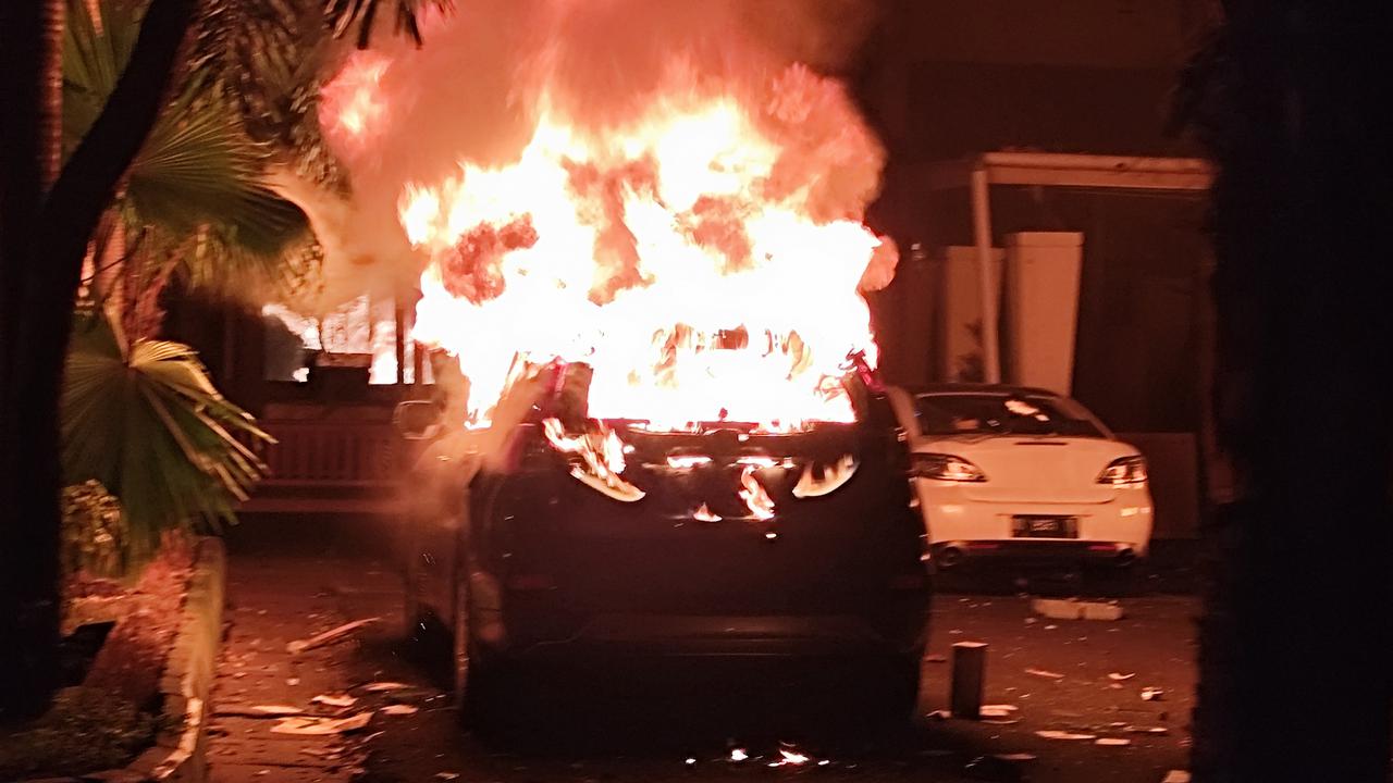 Demo Solidaritas untuk Affan Kurniawan Ricuh, Mobil di Kantor DPRD Makassar dan Sulsel Dibakar