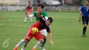 Penyerang PS Polri, Robertino Pugliara (depan) berebut bola dengan pemain PS MSG, Adam Alis di Mako Brimob, Depok, Rabu (24/2/2016). Laga persiapan menghadapi turnamen Piala Bhayangkara 2016 ini berakhir imbang 1-1. (Liputan6.com/Helmi Fithriansyah)