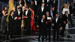 Produser La La Land, Jordan Horowitz membacakan pemenang film terbaik Oscar 2017 jatuh pada film Moonlight di Hollywood, California, AS (26/2). Film Moonlight akhirnya dinobatkan sebagai film terbaik di ajang Oscar 2017. (AFP/Mark Ralston)