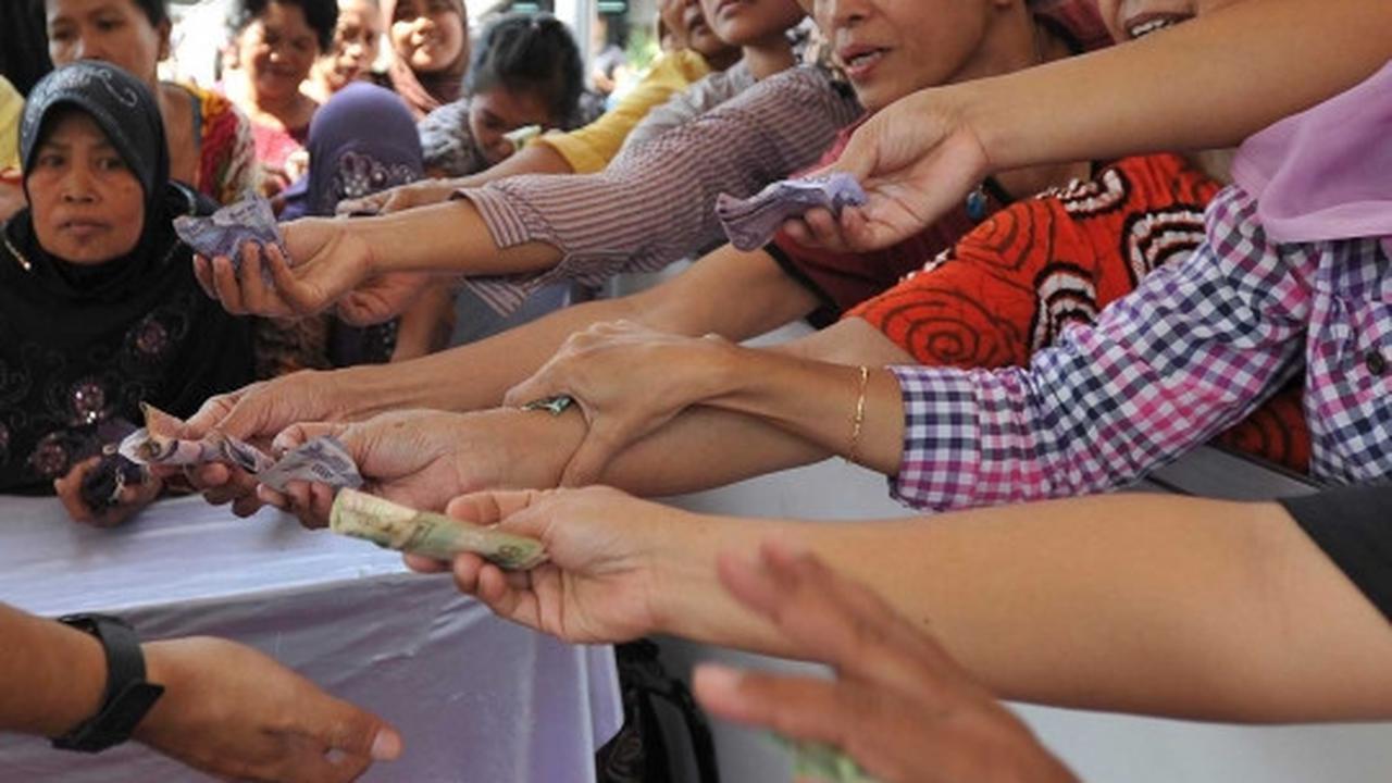 Warga antre berebut sembako murah di Pasar Rakyat