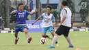 Para remaja bermain sepak bola dalam ajang pencarian bakat Allianz Junior Football Camp di Lapangan Bhayangkara, Jakarta, Sabtu (8/7). Elber menyeleksi remaja yang mengikuti tahap pencarian bakat Allianz Junior Football Camp. (Liputan6.com/Fery Pradolo)