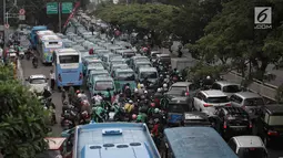 Sejumlah Angkot melakukan aksi dengan memarkirkan angkotnya di Jalan KH Abdullah Syafei, Tebet, Jakarta, Senin (12/2). Mereka menolak pengoperasian Transjakarta rute Tanah Abang-Kampung Melayu. (Liputan6.com/Arya Manggala)