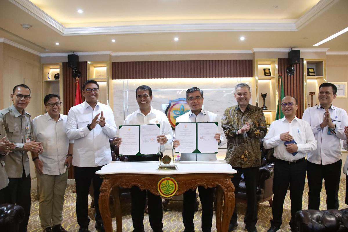 Menteri Pertanian (Mentan) Andi Amran Sulaiman dan Menteri Ketenagakerjaan (Menaker) Yassierli menandatangani Nota Kesepahaman