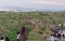 Ribuan Wisatawan Padati Bukit Merese, Wisata Mandalika Lebaran Jadi Magnet Utama