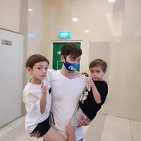 Stefan William akhirnya bertemu dengan kedua anaknya, dia pun merasa putranya semakim berat seiring bertambahnya usia [instagram/stefanwilliam]