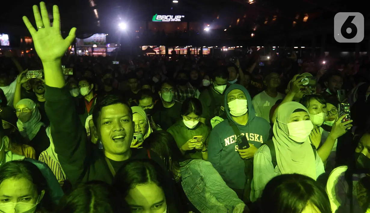 Penonton menyaksikan penampilan grup band The Rain pada pembukaan Jakarta Fair 2022 atau Pekan Raya Jakarta 2022 di Jakarta International Expo (JIExpo), Kemayoran, Jakarta, Kamis (9/6/2022). Jakarta Fair 2022 berlangsung pada 9 Juni hingga 17 Juli 2022. (Liputan6.com/Herman Zakharia)