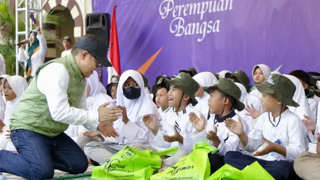 Ketua Umum Partai Kebangkitan Bangsa (PKB) Abdul Muhaimin Iskandar bersama DPP Perempuan Bangsa mengajak 1000 anak Yatim Piatu dari sejumlah daerah di Jabodetabek berwisata ke Taman Impian Jaya Ancol, Jakarta, Sabtu (29/7).