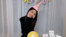 Orang Korea memang dikenal dengan wajahnya yang awet muda meski usianya sudah menginjak kepala 3, salah satunya Park Bo Young. Kenakan topi ulang tahun lucu sembari berpose memegang pipi, Park Bo Young tampak imut. Rambut panjangnya yang dibiarkan tergerai membuat pesona bintang drama Korea Oh My Ghost ini semakin terpancar. (Liputan6.com/IG/@boyoung0212_official)