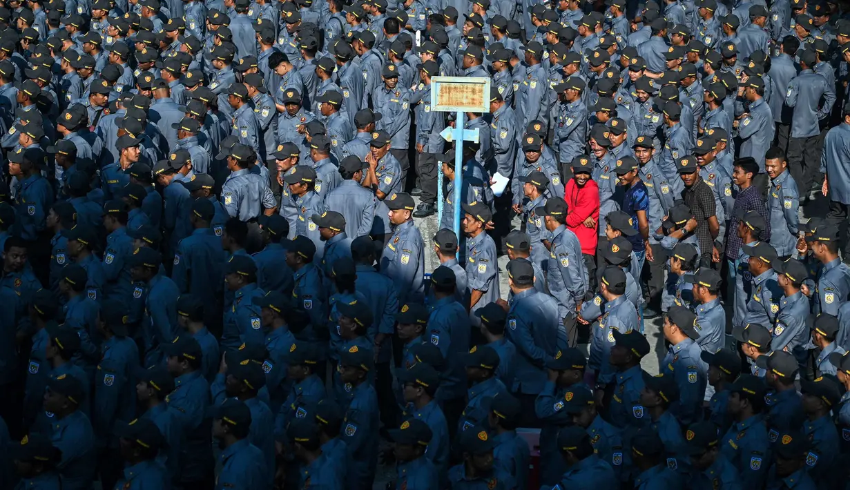 Personel Satuan Perlindungan Masyarakat (Linmas) akan bertugas membantu kepolisian dalam mengamankan hari pencoblosan dan perhitungan suara pemilihan umum (Pemilu) 2024. (CHAIDEER MAHYUDDIN/AFP)