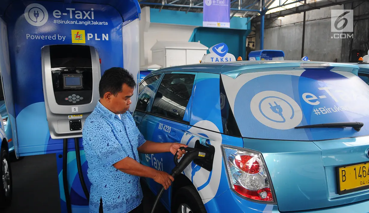 Pengemudi mobil Blue Bird BYD e6 A/T tengah mengisi daya listrik di pool Blue Bird, Jakarta, Selasa (23/4). Terdapat dua jenis mobil listrik yang digunakan Blue Bird yakni BYD e6 A/T untuk taksi reguler atau Blue Bird dan Tesla Model X 75D A/T untuk taksi eksekutif atau Silverbird. (Liputan6.com/Ang