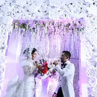 Kedua pasangan yang terpaut usia 11 tahun itu tampil dengan serasi. Disesi  pertama, ibu satu anak itu tampil dengan gaun cokelat glamour. Sedangkan sesi kedua, dengan gaun putih. (Nurwahyunan/Bintang.com)