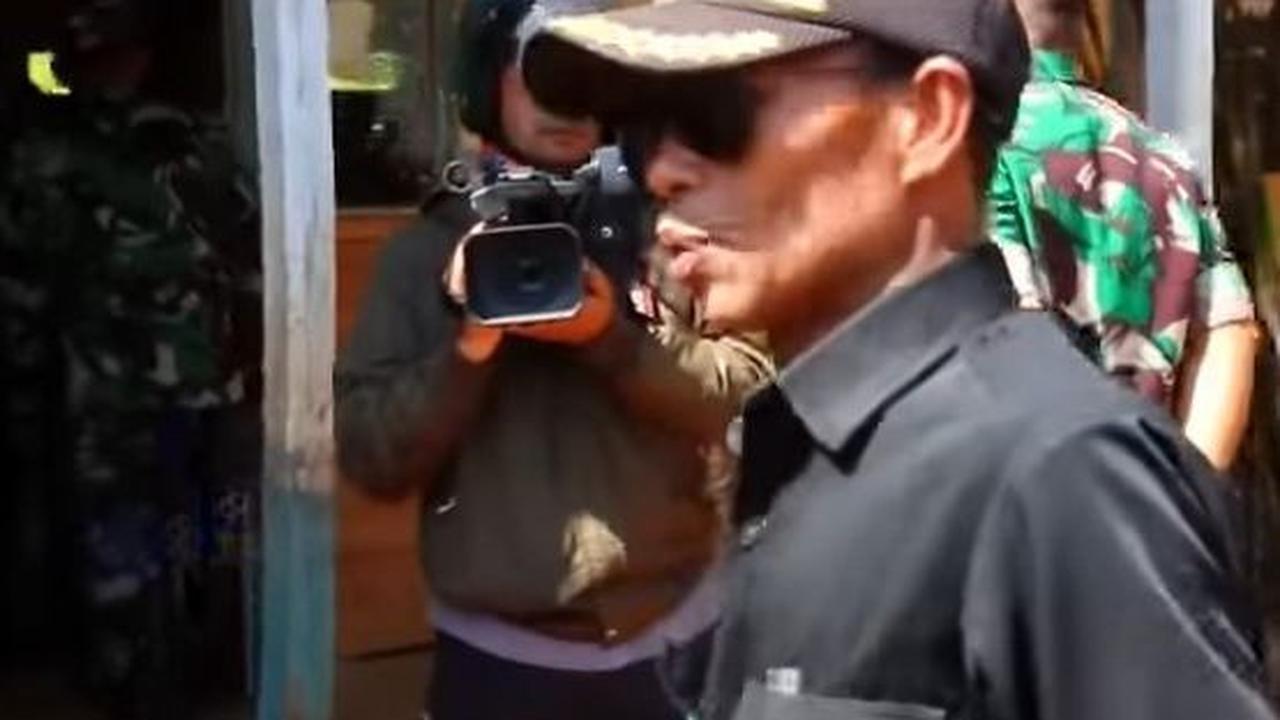 "Saya berjuang dengan masyarakat di sini dengan pak kades, siswa di atas 80  dulu pernah 103 di tahun 2010 kelas 1 sampai kelas 6 karena di sini banyak yang tidak sekolah karena jauh," dia menambahkan. <br>