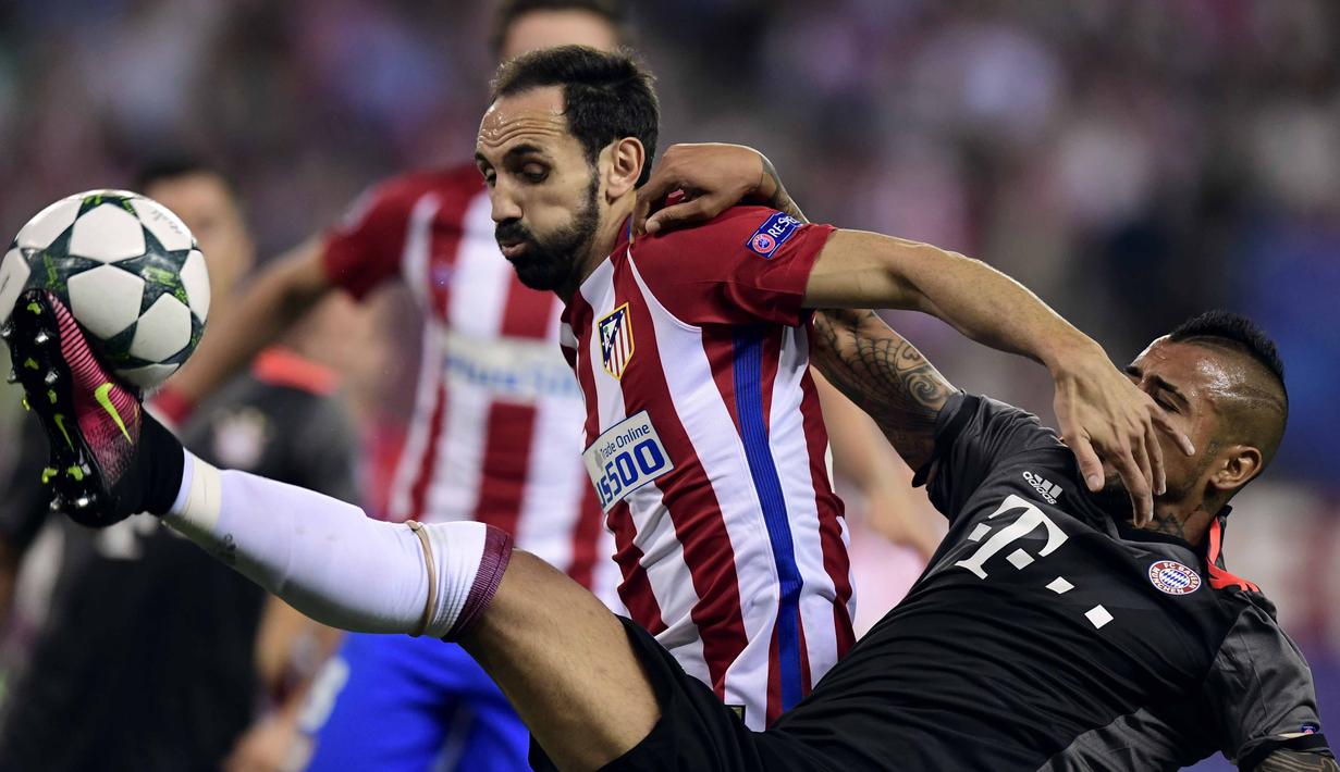 Duel pemain Atletico Madrid, Juanfran (kiri) dan pemain Bayern Munich, Arturo Vidal  pada laga grup D Liga Champions di Vicente Calderon stadium, Madrid, Kamis (29/9/2016) dini hari WIB. (AFP/ Javier Soriano)