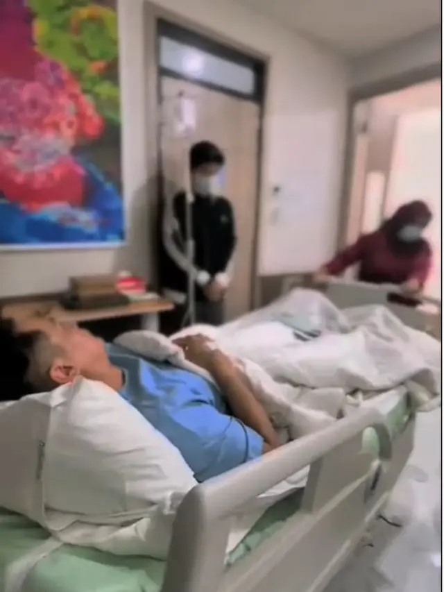 6 Potret Adjie Pangestu Belajar Jalan Usai Alami Cedera Tendon Achilles, Semangat Sembuh