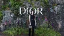 Han So Hee mengenakan atasan dan celana wol hitam dan sutra Dior Winter 2024-2025. Dia juga mengenakan tas Dior, ikat pinggang, dan sepatu. [Dok/Dior]