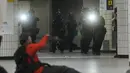 Tentara Korea Selatan menodongkan senjatanya saat mereka mendekati teroris tiruan selama latihan antiteror sebagai bagian dari latihan militer Ulchi Freedom Shield antara AS dan Korea Selatan di sebuah stasiun kereta bawah tanah di Seoul, Korea Selatan, Selasa, 22 Agustus 2023. (AP Photo/Lee Jin-man)