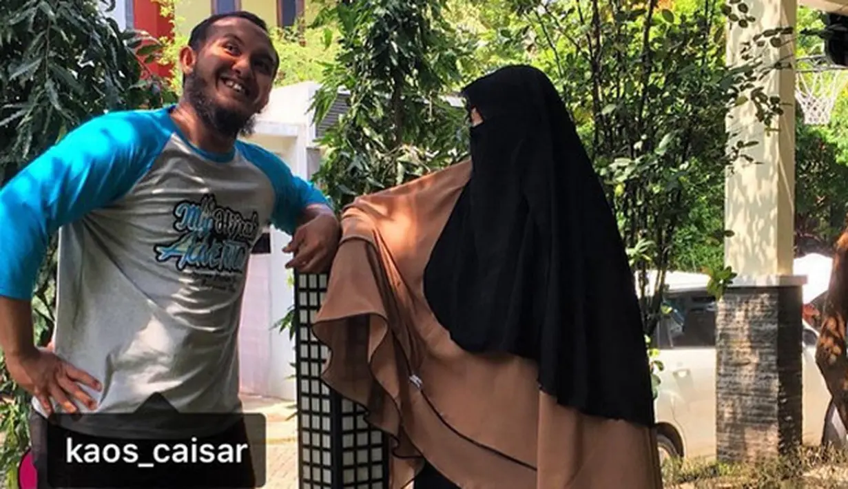 Sekitar tiga tahun rumah tangga Caisar dan Indadari dibina. Caesar mengenal istrinya saat berjoged di acara YKS. Setelah nikah, Caisar mundur dari dunia yang membesarkan namanya. Kini, ia kembali lagi. (Instagram/caisar_yang_belomsempurna)
