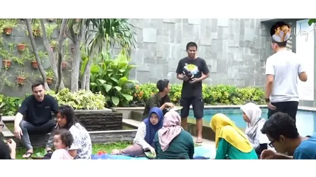 Ussy bersama keluarga dan karyawannya makan di belakang rumah di dekat tepi kolam renang. Sederhana dan penuh kebahagiaan.