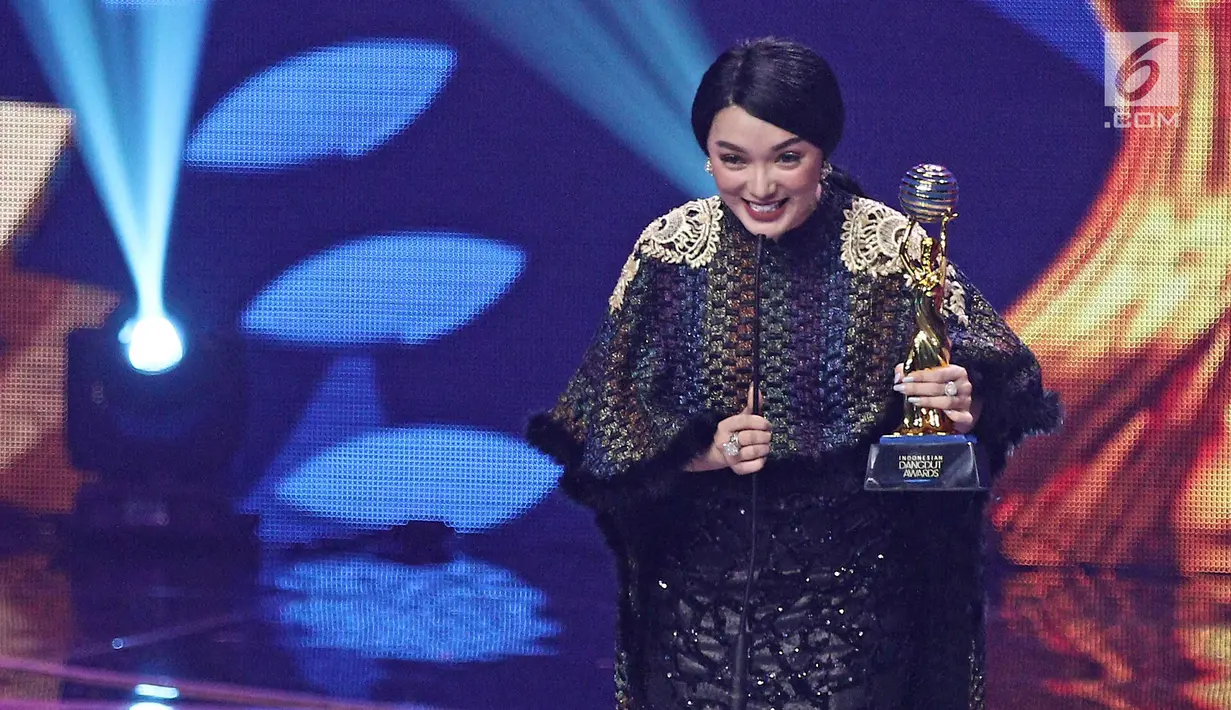 Penyanyi dangdut Zaskia Gotik menerima piala untuk kategori penampilan kostum dangdut terbaik dalam ajang Indonesia Dangdut Awards 2017 di Studio 6 EMTEK CITY, Jakarta, Jumat (13/10). (Liputan6.com/Herman Zakharia)