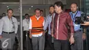Kepala Balai Pelaksana Jalan Nasional (BPJN) IX Maluku dan Maluku Utara, Amran Mustary (tengah) langsung ditahan usai diperiksa KPK, Jakarta, Selasa (23/8). (Liputan6.com/Helmi Afandi)