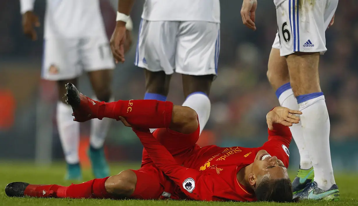 Gelandang Liverpool, Roberto Firmino, tampak kesakitan usai dijatuhkan pemain Sunderland. Dalam laga ini wasit mengeluarkan tiga kartu kuning untuk Sunderland dan satu untuk Liverpool. (Reuters/Phil Noble)
