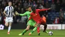 Kiper West Bromwich Albion, Ben Foster berebut bola dengan gelandang Liverpool, Georginio Wijnaldum. Pada laga tersebut West Bromwich Albion dan Liverpool sama-sama memakai skema 4-3-3. (EPA/Will Oliver) 