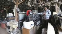 Seorang pria di sebuah toko barang bekas elektronik di Jakarta. Foto diambil pada Jumat 13 Januari 2017 (AP Photo/Tatan Syuflana)