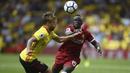 Pemain Watford, Kiko Femenia (kiri) berebut bola dengan pemain Liverpool, Sadio Mane pada laga Premier League di Vicarage Road, Watford, (12/8/2017). Liverpool bermain imbang 3-3. (Daniel Hambury/PA via AP)
