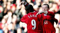 Louis Saha (kiri) merupakan salah satu pemain Manchester United yang menggunakan jersey bernomor Sembilan di Skuat Setan Merah dari tahun 2004 hingga 2008.  (AFP/Paul Ellis)