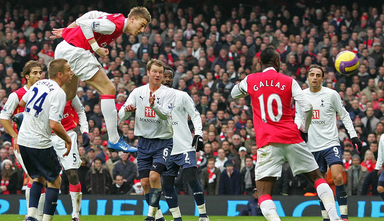 Nicklas Bendtner. Striker Arsenal ini memegang rekor pemain pengganti tercepat yang mencetak gol di Liga Inggris. Rekor terjadi dalam laga Arsenal melawan Tottenham Hotspur, 22 Desember 2007. Bendtner mencetak gol kemenangan 2-1 hanya 6 detik setelah masuk pada menit ke-76. (AFP/Carl De Souza)