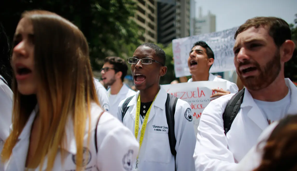 Para dokter muda berorasi saat unjuk rasa menuntut Presiden Venezuela Nicolas Maduro di Caracas, Venezuela, (22/5). Selama dua bulan Sedikitnya 46 orang telah meninggal saat unjuk rasa terjadi di Venezuela. (AP Photo/Ariana Cubillos)