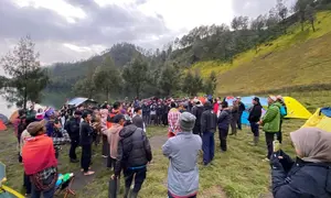 Para pendaki mengikuti briefing pagi untuk turun dari Ranu Kumbolo buntut Gunung Semeru erupsi, 20 November 2025. (dok. Langit Mahameru)