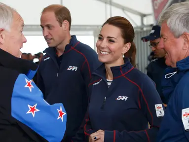 Kate Middleton bersama Pangeran William berbincang dengan para pejabat saat menghadiri America's Cup World Series setiba di markas Emirates Tim Selandia Baru di Royal Naval Dockyard, Inggris (26/7/2015). (REUTERS/Luke MacGregor)