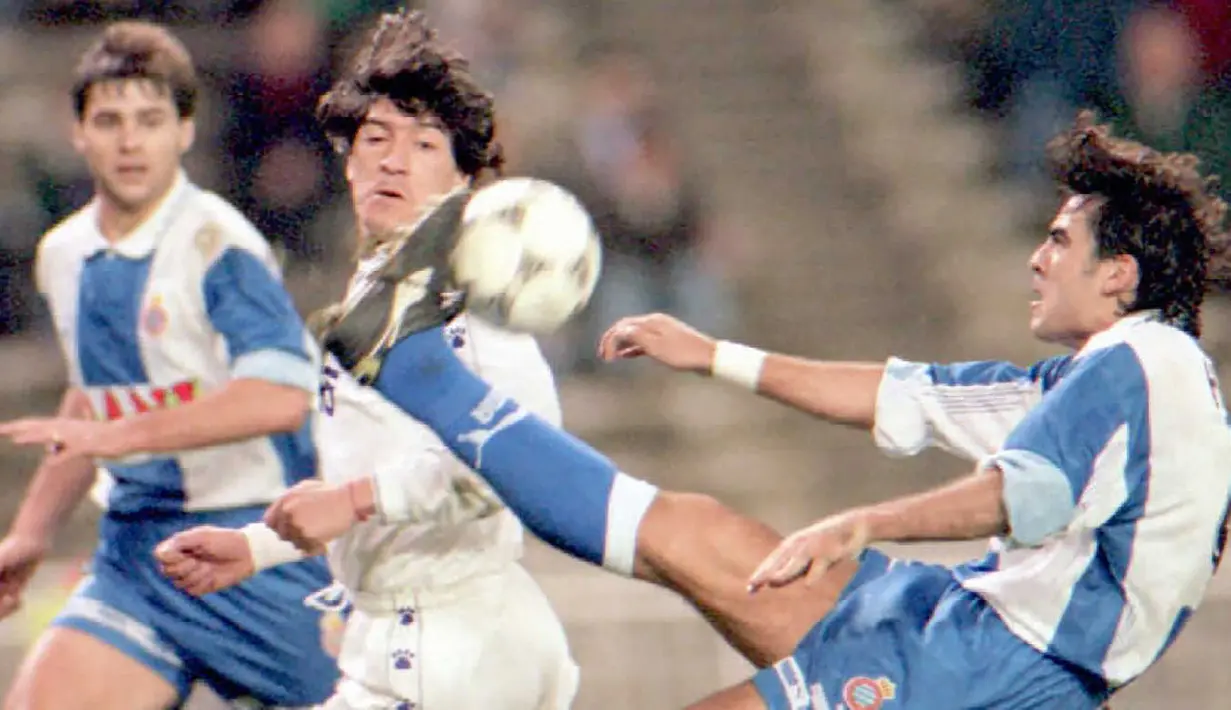 Ivan Zamorano. Striker Cile yang kini berusia 55 tahun dan pensiun bersama Colo Colo Juli 2003 ini pernah berseragam Real Madrid selama 4 musim, 1992/1993 hingga 1995/1996. Dalam laga El Clasico 7 Januari 1995 ia membuat hattrick dan membawa Real Madrid menang 5-0. (AFP)