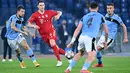 Bek Bayern Munchen, Niklas Suele bersaing dengan pemain Lazio Francesco Acerbi, Patric dan Sergej Milinkovic-Savic dalam pertandingan leg pertama babak 16 besar Liga Champions, di Stadion Olimpico, Roma, Rabu (24/2) dini hari WIB. Bayern meraih kemenangan 4-1 atas Lazio. (Alberto PIZZOLI / AFP)